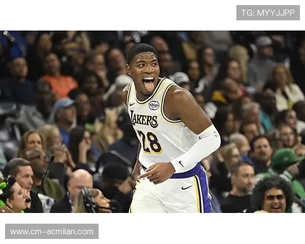 八村塁顺下接球暴扣，湖人 bench 站满