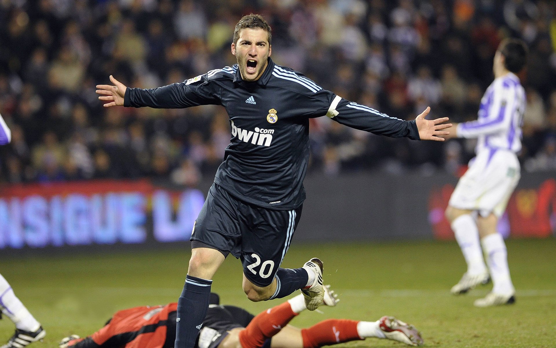 奥预赛中国女足迎战 球迷齐声呐喊助威，中国女足奥预赛视频